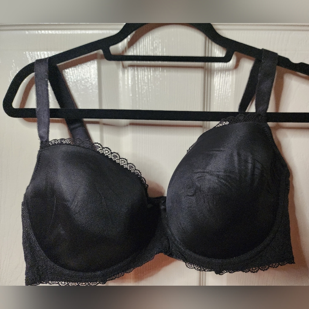 Intimates Elegant Black Lace Bra Size 42D